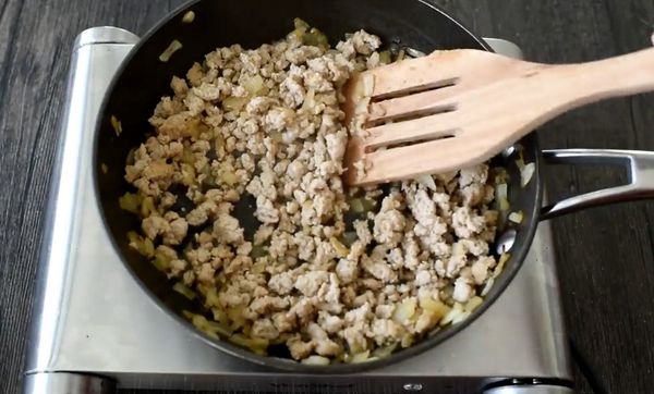 燒熱鍋後下油，炒洋蔥至軟身，然後加入雞肉，炒至全熟