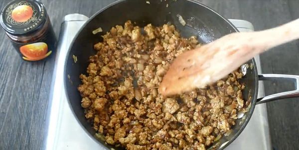 加入XO醬拌炒均勻，盛起，待涼備用