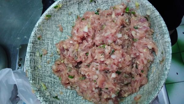 把雞胸絞肉放置一個大碗公中，再加入其他的調味料，醬油、香油、味噌、雞蛋1顆打進絞肉裡攪拌均勻