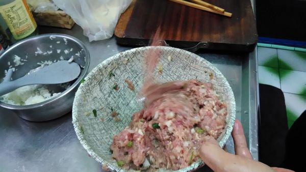 攪拌均勻後，要再用手甩肉，以增加其黏性，勿甩太大力，以免噴的桌子到處都是(汗)