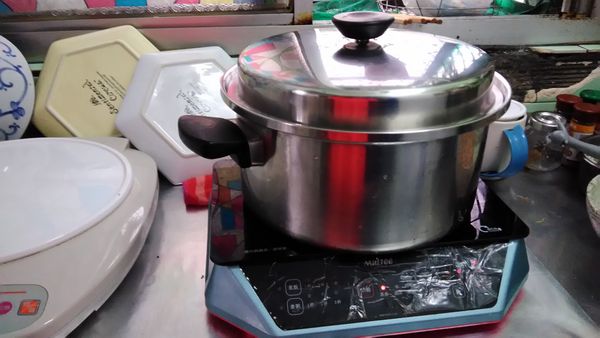 起一鍋熱水，可是千萬不要把水弄沸騰，不要煮滾，用小火讓水有熱就好