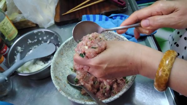 用虎口捏出一個球型