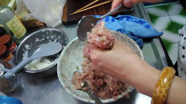 再用湯匙給它鏟起來