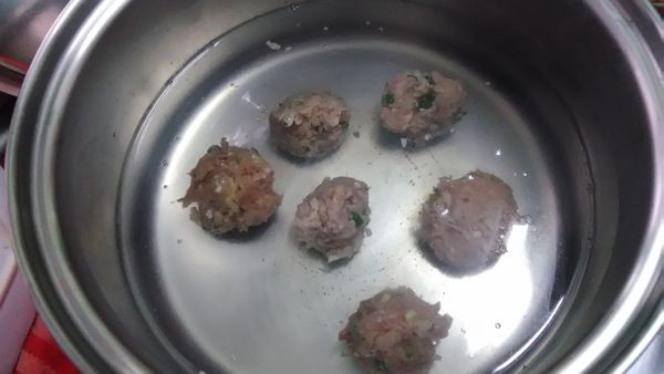 將已做好的雞肉丸先放下去煮