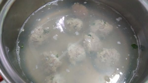 這裡比較需要注意的是，拿下去煮後，請別太快就拿起來，因為這時的雞肉丸還未成形，太快拿起來反而會散掉，如果您之後並無要再料理後續，只是單純想吃雞肉丸子，太快撈起除了易散外，也還未熟，所以要再煮久一點，煮久一點才會成硬的固定型態，可是並非是讓水煮滾沸騰喔，就像步驟6說的，這裡一樣還是小火的熱水煮雞肉丸