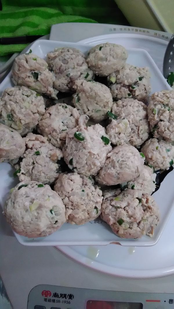 之後呢，我們家是先把雞肉丸撈起來(此時的雞肉丸是煮了久一點的雞肉丸，才不會因未熟而整個散掉)，因為我們家還要再拿雞肉丸下去煮味噌大鍋菜湯，怕蔬菜的重量，或是要攪拌味噌湯等因素碰撞到雞肉丸而變得散爛，於是先慢慢的撈起來，也還好已經固態成形了，非常好撈的