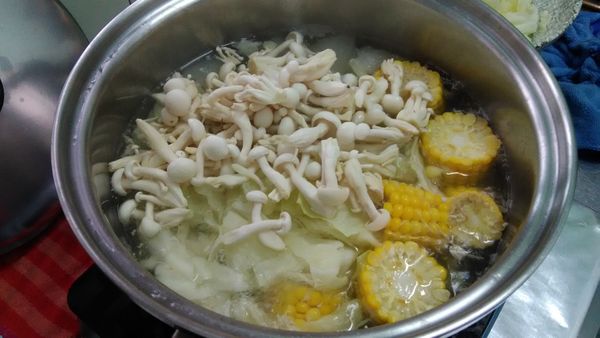 繼續用煮雞肉丸的水來煮味噌大鍋菜湯~因為雞肉丸的肉湯汁，搭配上肉裡調味的味道，真的非常非常的香!!
我們家非常喜歡這樣煮一大鍋菜裡面放很多料吃，媽媽在裡頭放了雪白菇、甜玉米、白蘿蔔、高麗菜、蛤蜊、板豆腐~