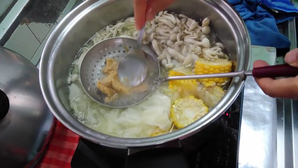 這樣融化味噌醬最快速，才不用再另外放碗裡裝水化開，太麻煩了~
媽媽說她是看電視上學的哈哈XDD