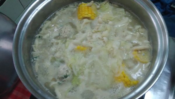 快要起鍋時，可以把雞肉丸丟進去一起煮了，因為前面在煮雞肉丸的步驟，只是讓它煮一下成形，還沒完全熟，反正後續我們還要再料理，不過仍視肉丸大小，如果您捏得比較小，可能也馬上就熟了，我們家捏得較大，所以還沒熟，還要再跟味噌鍋菜一起煮。
若您是馬上就要吃的話，前面步驟在煮雞肉丸時，可能就要煮久讓它煮熟了哦