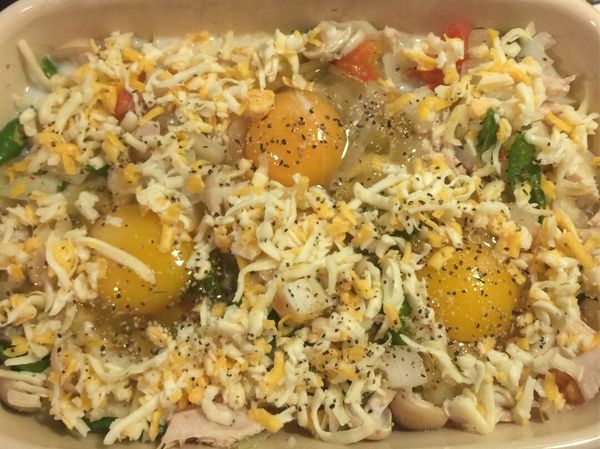 用一湯匙將食材攪拌混合均勻，稍微用湯匙撥開三個凹洞，分別在凹洞內打入雞蛋。
* 注意凹洞不要挖到底部，雞蛋如果直接接觸在盤底很容易烤過熟。