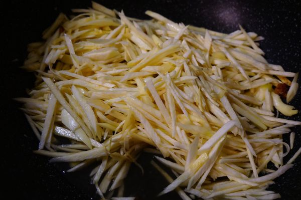 然後放入皎白筍炒香..放入雞高湯.加蓋悶煮至軟