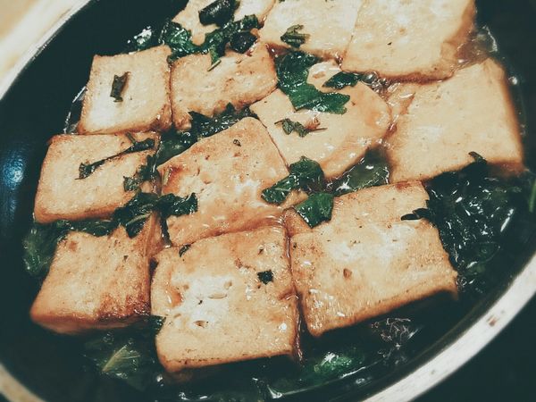 先調好：鰹魚醬油，水，鰹魚粉，切粗碎的新鮮紫蘇葉。
嫩板豆腐1塊，切小塊
熱油，放入豆腐煎至兩面金黃色。
倒入調味好的紫蘇調味料，中小火燒一會兒，即可。