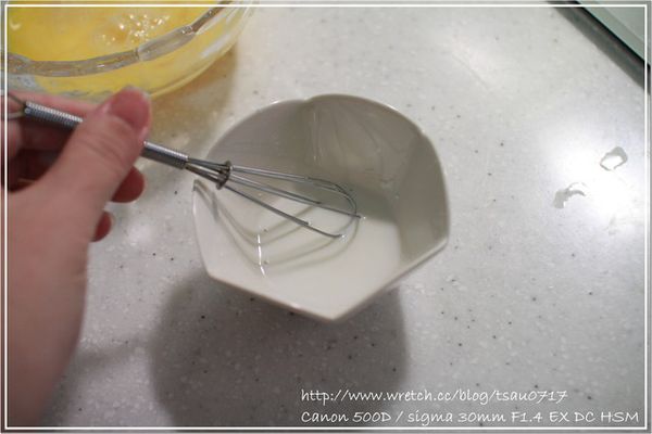 1/2匙的牛奶（全脂）+1/4匙的太白粉...把它攪散