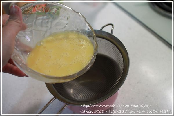 把蛋液過篩一次...放一旁備用