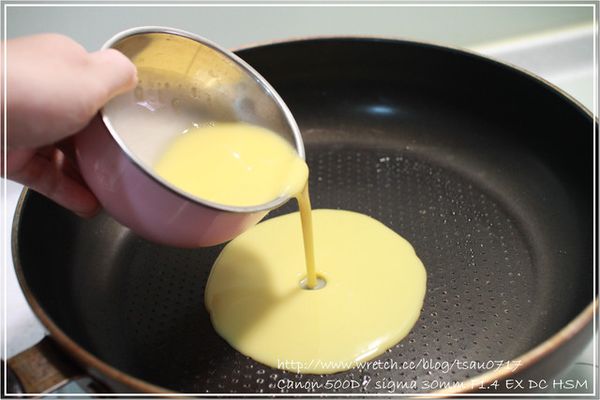 把剛剛準備好的蛋液下鍋煎成蛋皮