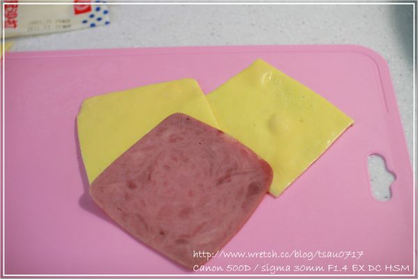 再把蛋皮切成跟火腿一樣的大小（需要2片蛋皮）