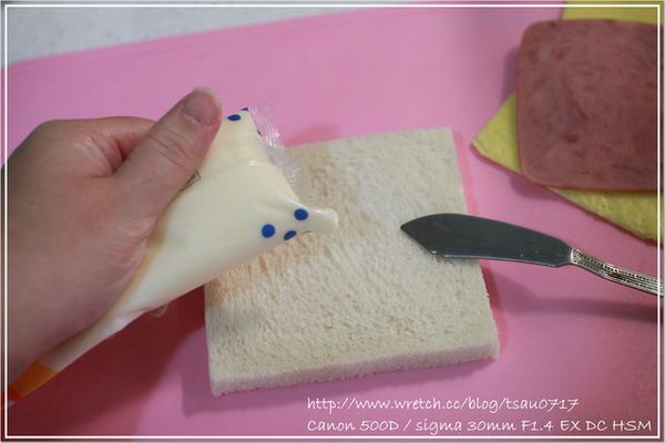 取一片去邊土司，上面加上一層美奶滋