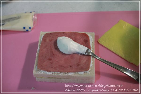 放上火腿後再抹上一層奶油