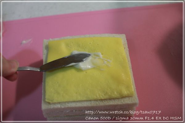 再放上第三層土司，再抹美奶滋，再放上蛋皮，再抹美奶滋