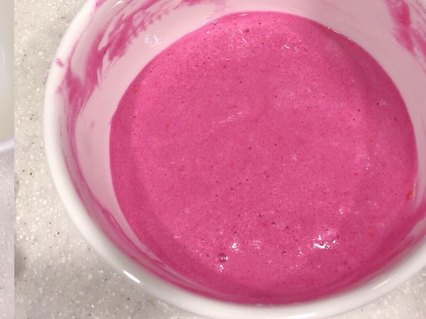 1.火龍果原汁+蛋黃+低筋麵粉攪拌均勻
2.蛋白打發成蛋白霜 乾性發泡 倒立不會流出
3.上述1.2攪拌均勻