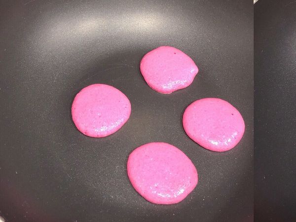 平底鍋抹少許油 轉小火
用湯匙取麵糊 倒入平底鍋
待表面冒小泡泡即可翻面