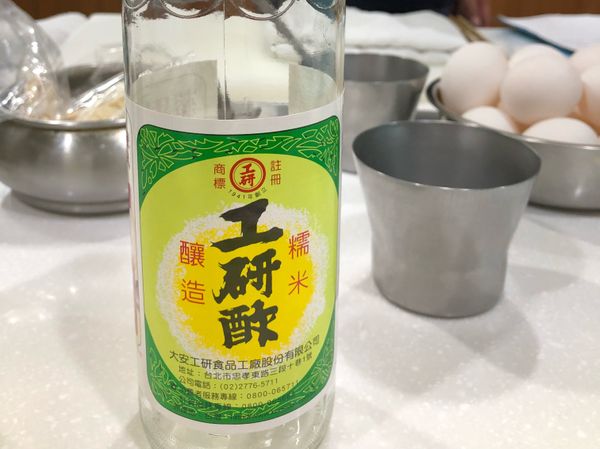 將三種材料放進鍋中、用小火攪拌至糖溶化就可以、不可以燒滾、醋酸都會減低

剛開始煮好時有濁濁的顏色、放涼之後會變淡