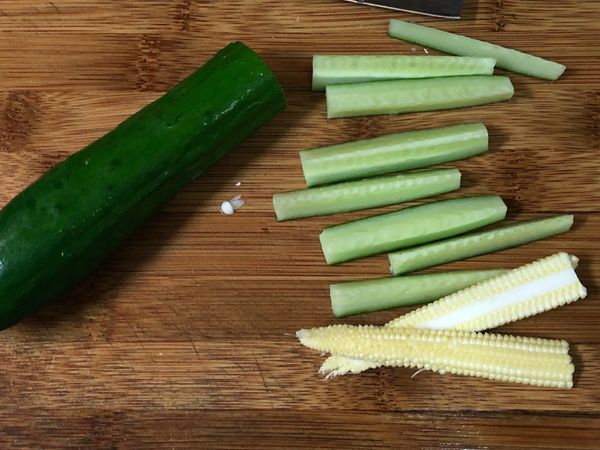 1.玉米筍對半切
2.小黃瓜切約玉米筍長度，再切成條狀