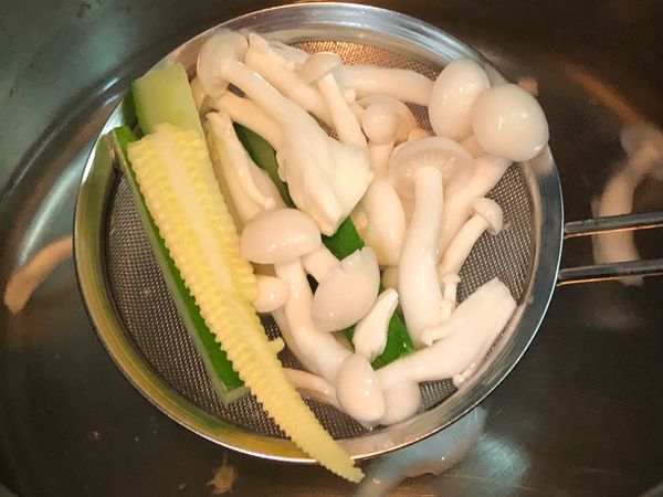 將食材通通撈起瀝乾