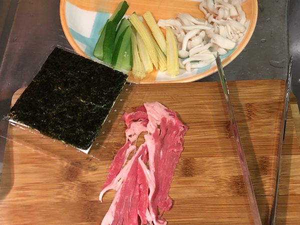 將兩片牛肉片鋪好