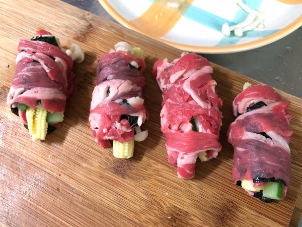 依續捲好，右二好像忘了放上海苔了