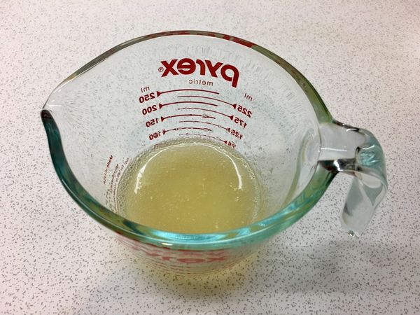 《透明果凍製作》
吉利丁粉放入容器
再加入飲用水輕輕拌勻
（以免有泡泡產生）
放入微波爐用10秒加熱
取出拌勻再放入微波爐
共連續三次