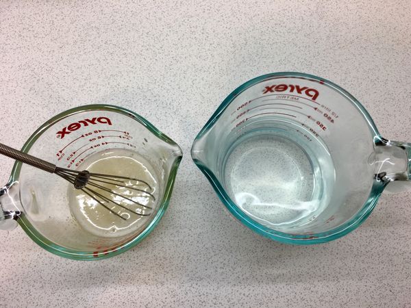 透明飲料放入微波爐加熱1分30秒後
倒入吉利丁液
慢慢倒入輕輕拌勻