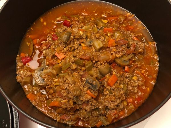 大概每10-15分鐘可以攪拌一下，中途可加點起司粉調味，味道更濃郁，時間快到可以加入鹽巴跟黑胡椒粉調味。
最後大致都燜爛了在加點起司粉攪拌讓湯汁更濃稠即可。