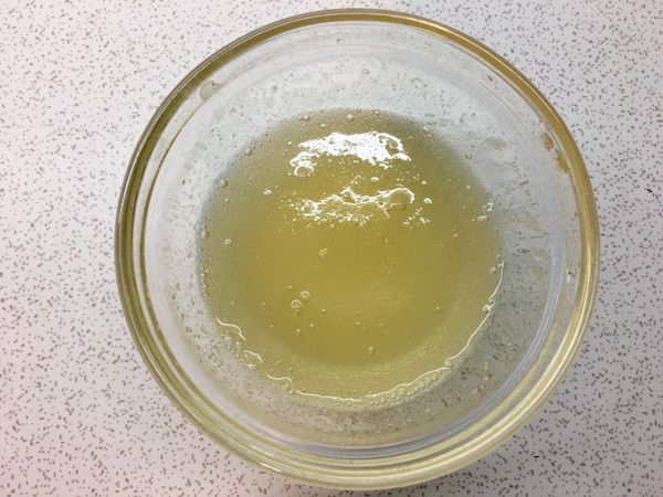 《彩色果凍製作》
吉利丁粉放入容器
再將飲用水徐徐倒入後輕輕攪拌（以免產生泡泡）
放入微波爐加熱10秒取出攪拌均勻連續二次