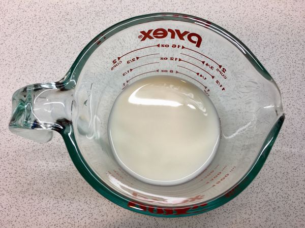 將透明飲料和牛奶及糖混合後