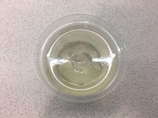 從冰箱取出一果凍盒
先挖一個洞
挖下果凍塊放一旁
（最後要再塞回）