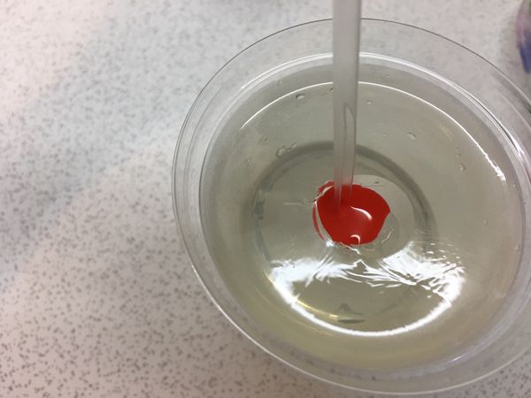 倒入彩色果凍液
再用花蕊吸管直直中心點轉小圈成花蕊狀