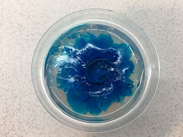 以斜角度延花蕊四週叉入
轉完一圈再往更外圈叉入
以此類推成一朵花
再將前挖的果凍塊塞回