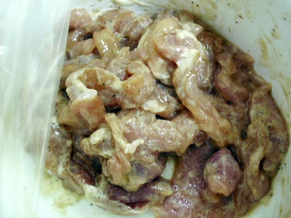 先醃好豬肉絲。
醃料如下:少許醬油、米酒、黑胡椒粉、蛋白、地瓜粉適量抓醃約5分鍾。