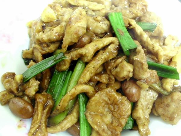 瞧!讓人口水直流的梅膏麵筋肉絲。當土豆麵筋碰上豬肉絲再跟梅膏當起好朋友這樣黃金組合你怎能不來嘗嘗呢?!層層遞疊的口感、嚼得出豬肉土豆麵筋香氣、梅醬酸甜甘，滑順度還在入口香味撲鼻，梅醬唇齒留香，讓人回味無窮，是種停不下口的好滋味。