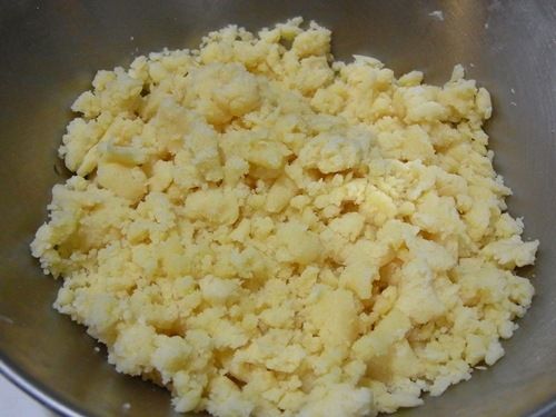 用雙手指尖不斷搓，成為小麵糰放冷藏備用。