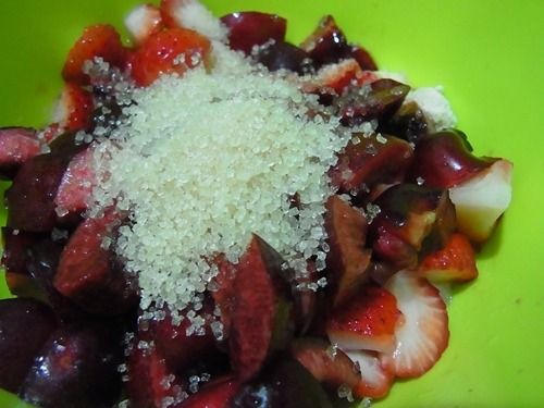 [水果夾心層]水果洗淨、完全擦乾水分、切丁，加檸檬汁、糖拌勻放冷藏備用。