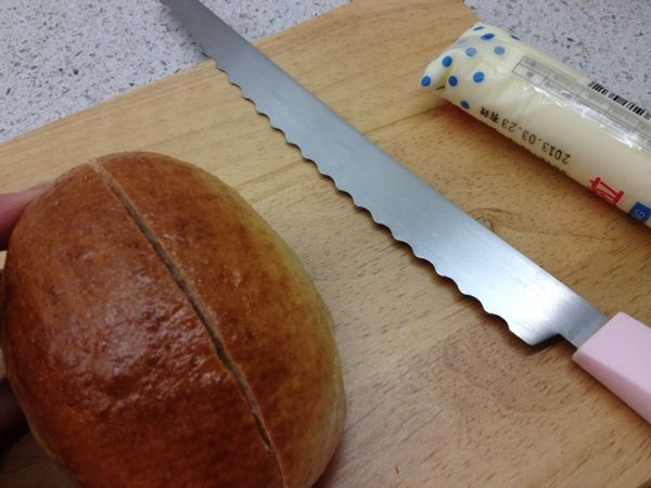 餐包中間切一道深痕不切斷