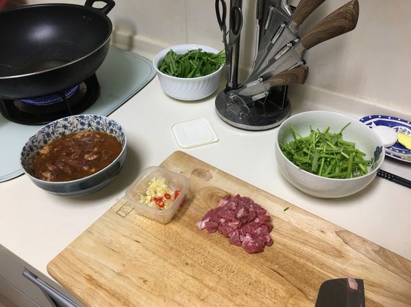 蒜頭多的可用保鮮盒裝起來

空心菜的菜葉菜梗分開放分開炒菜葉子才不會老

牛肉用米酒，沙茶醬，醬油，太白粉抓醃