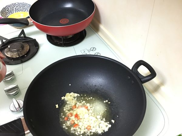 蒜頭辣椒炒香