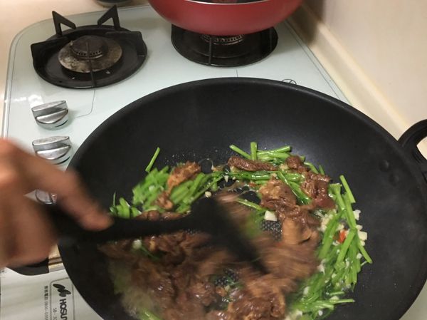 接著下菜梗

再來牛肉，牛肉的醃醬要瀝掉
最後下菜葉

菜葉簡單炒就熟了

即完成
