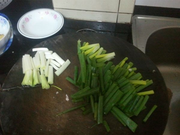 前一晚把乾魷魚.加鹽巴泡水.方便料理.蔥切斷.五花肉切絲.魷魚切條既可