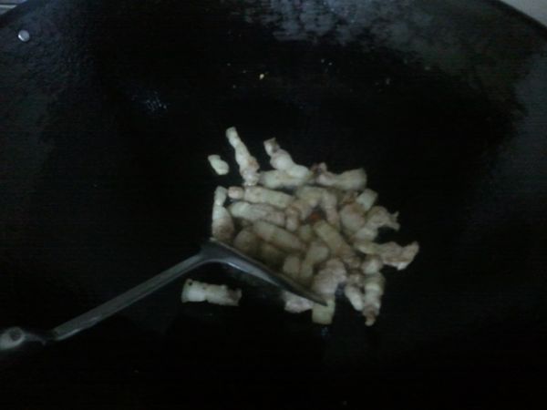 先熱鍋.加點油.將五花肉爆香加少許的鹽