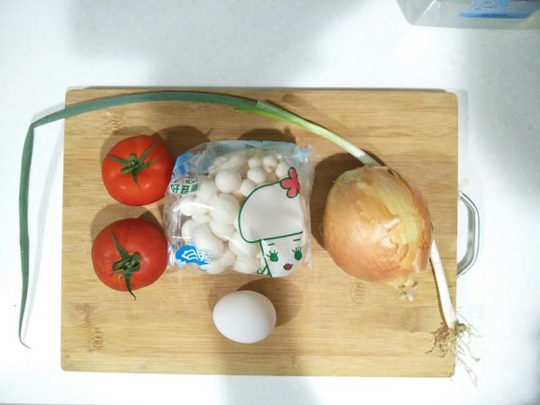 準備好食材。番茄切小塊，洋蔥切細條狀。