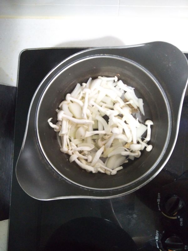 加一大匙油熱油鍋，首先拌炒洋蔥及雪白菇，炒出菇菇的香氣。